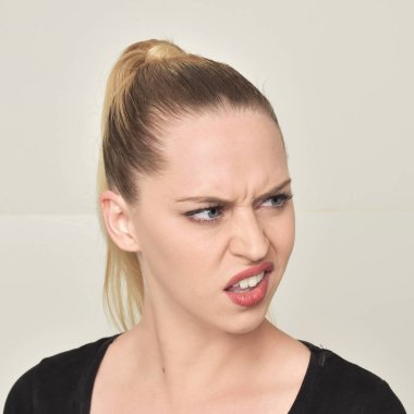 güzel sarışın kız etkileyici yüz özellikleri portresi kapatın. yumuşak studio arka plan.