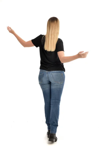 Ganzkörperporträt Eines Blonden Mädchens Schlichtem Schwarzem Hemd Und Jeans Stehpositionen — Stockfoto