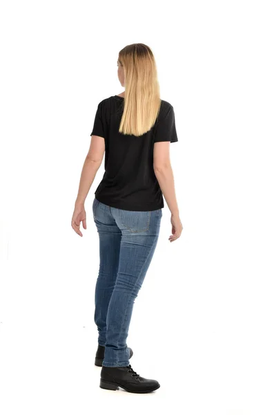 Retrato Comprimento Total Menina Loira Vestindo Camisa Preta Simples Jeans — Fotografia de Stock