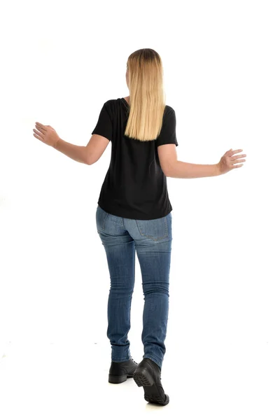 Ganzkörperporträt Eines Blonden Mädchens Schlichtem Schwarzem Hemd Und Jeans Stehpositionen — Stockfoto