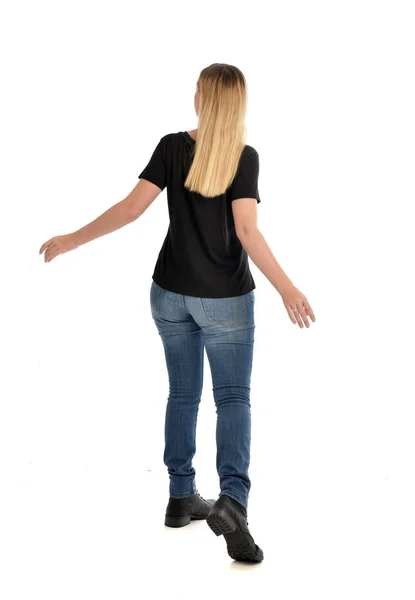 Ganzkörperporträt Eines Blonden Mädchens Schlichtem Schwarzem Hemd Und Jeans Stehpositionen — Stockfoto