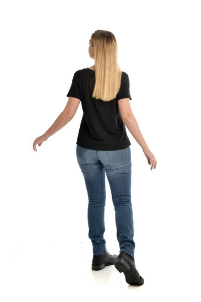 Tam Uzunlukta Portre Sarışın Kız Basit Siyah Tişört Kot Pantolon — Stok fotoğraf