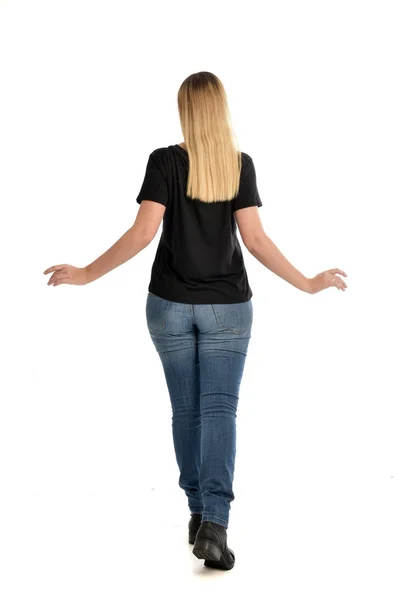 Retrato Comprimento Total Menina Loira Vestindo Camisa Preta Simples Jeans — Fotografia de Stock