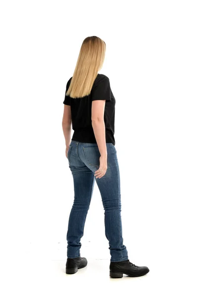Tam Uzunlukta Portre Sarışın Kız Basit Siyah Tişört Kot Pantolon — Stok fotoğraf