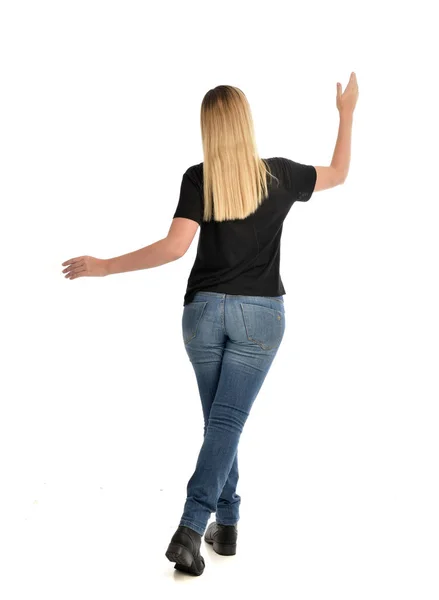 Pełna Długość Portret Blondynka Dziewczyna Ubrana Prostą Czarną Koszulę Spodnie — Zdjęcie stockowe