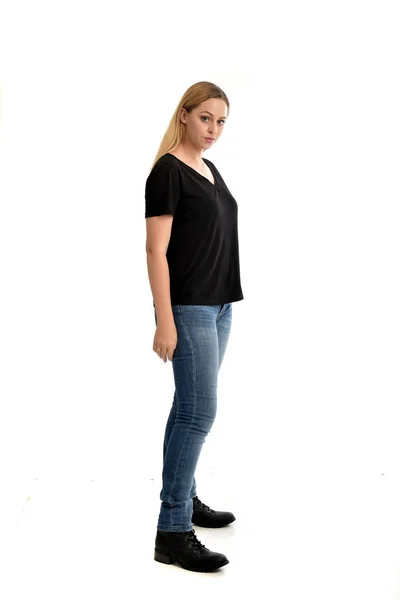 Полноразмерный Портрет Блондинки Базовой Черной Рубашке Джинсах Стоящей Белом Фоне — стоковое фото