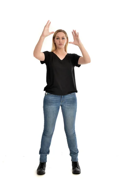 Retrato Comprimento Total Menina Loira Vestindo Camisa Preta Básica Jeans — Fotografia de Stock