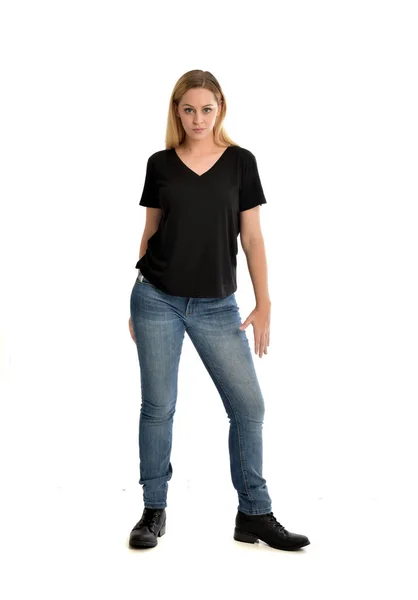 Retrato Comprimento Total Menina Loira Vestindo Camisa Preta Básica Jeans — Fotografia de Stock