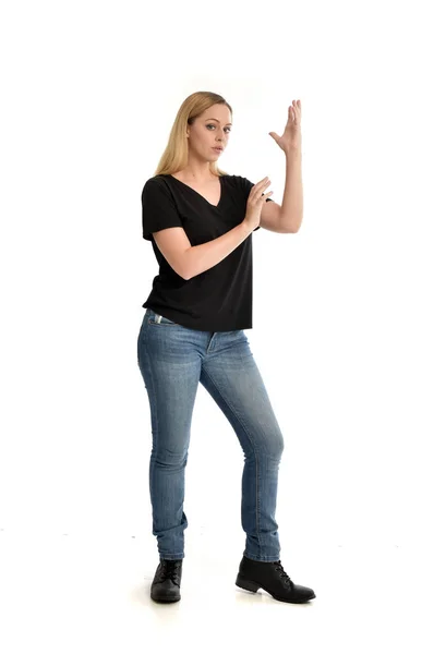 Retrato Comprimento Total Menina Loira Vestindo Camisa Preta Básica Jeans — Fotografia de Stock