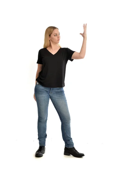 Retrato Comprimento Total Menina Loira Vestindo Camisa Preta Básica Jeans — Fotografia de Stock