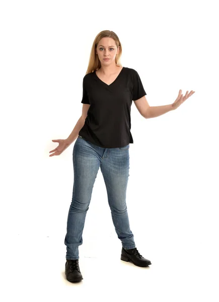 Retrato Comprimento Total Menina Loira Vestindo Camisa Preta Básica Jeans — Fotografia de Stock