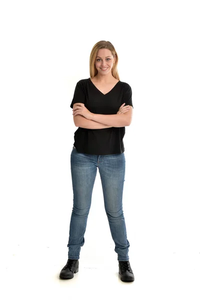 Retrato Comprimento Total Menina Loira Vestindo Camisa Preta Básica Jeans — Fotografia de Stock