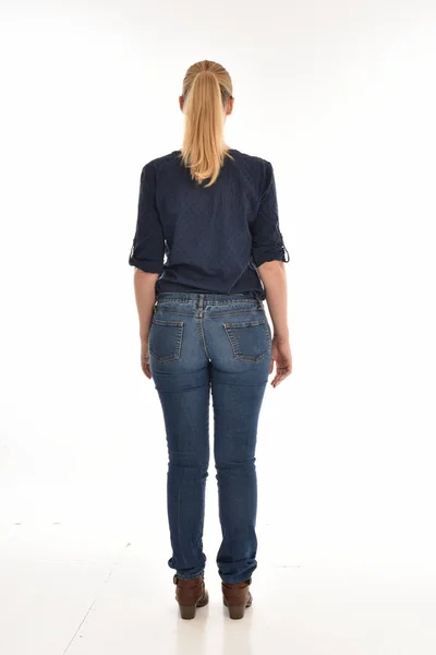 Celé Délce Portrét Blond Dívka Která Nosí Jednoduché Modrou Košili — Stock fotografie