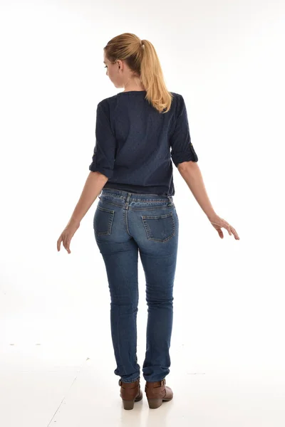 Retrato Comprimento Total Menina Loira Vestindo Camisa Azul Simples Jeans — Fotografia de Stock