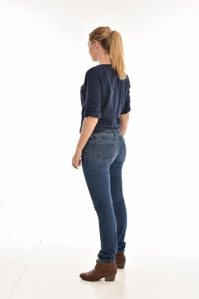 Retrato Longitud Completa Chica Rubia Con Camisa Azul Simple Pantalones —  Fotos de Stock