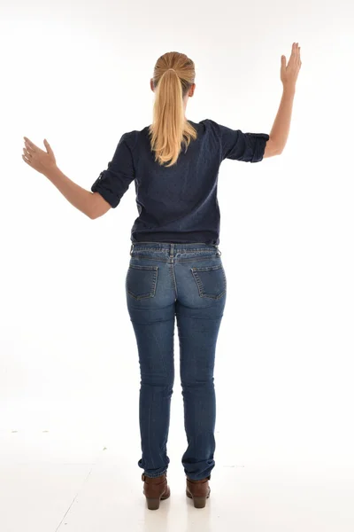 Ganzkörperporträt Eines Blonden Mädchens Das Einfaches Blaues Hemd Und Jeans — Stockfoto