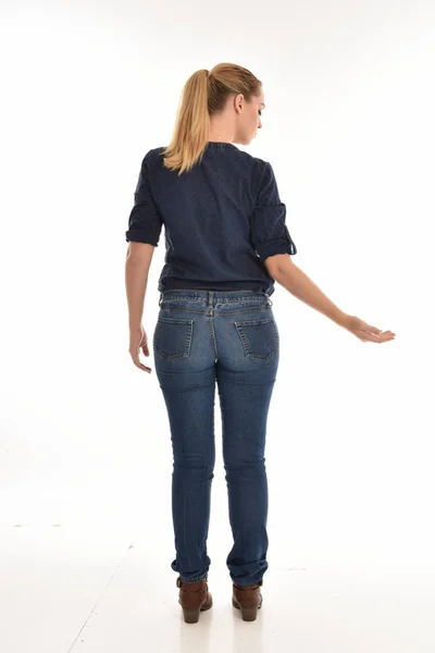 Retrato Longitud Completa Chica Rubia Con Camisa Azul Simple Pantalones —  Fotos de Stock