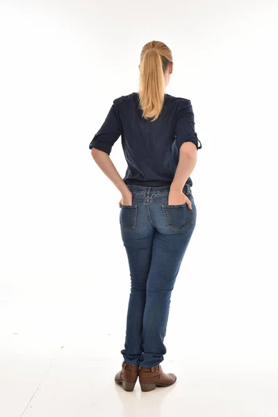 Retrato Longitud Completa Chica Rubia Con Camisa Azul Simple Pantalones —  Fotos de Stock