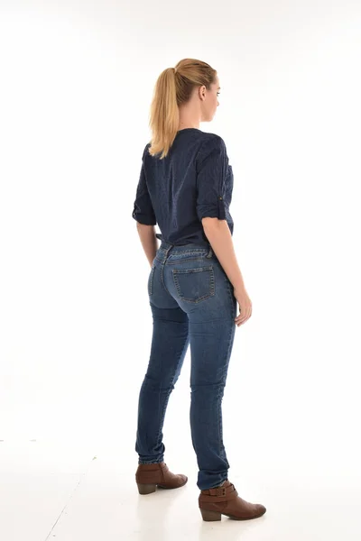 Retrato Comprimento Total Menina Loira Vestindo Camisa Azul Simples Jeans — Fotografia de Stock