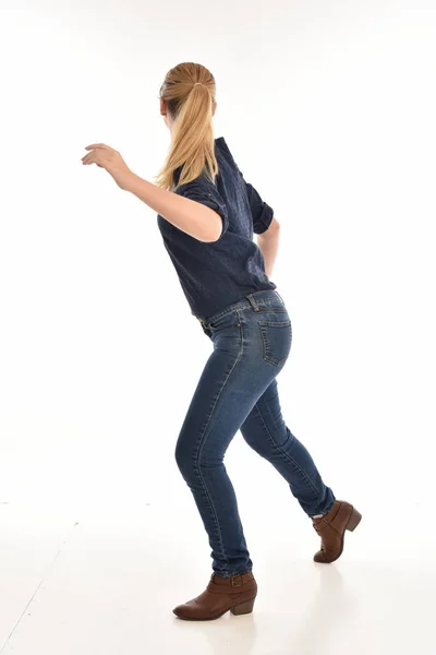 Tam Uzunlukta Portre Sarışın Kız Basit Mavi Gömlek Pantolon Giyen — Stok fotoğraf