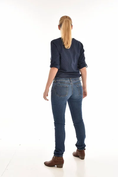 Retrato Comprimento Total Menina Loira Vestindo Camisa Azul Simples Jeans — Fotografia de Stock