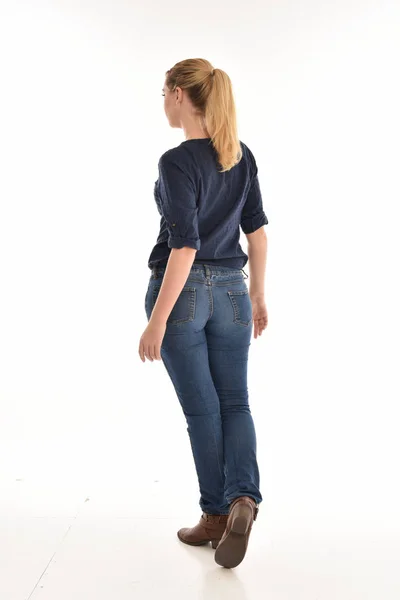 Portrait Complet Fille Blonde Portant Chemise Bleue Simple Jean Pose — Photo