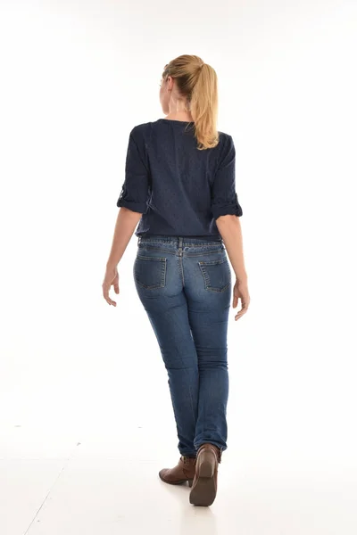 Portrait Complet Fille Blonde Portant Chemise Bleue Simple Jean Pose — Photo