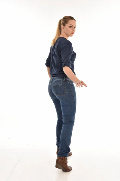Портрет Блондинки Простой Синей Рубашке Джинсах Стоящей Лицом Камере Изолированные — стоковое фото