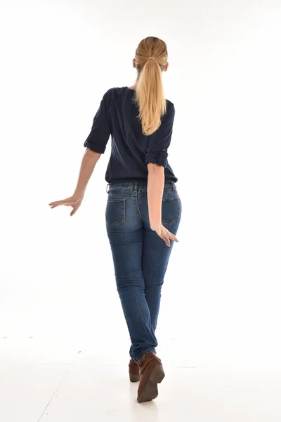 Retrato Comprimento Total Menina Loira Vestindo Camisa Azul Simples Jeans — Fotografia de Stock