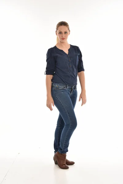 Полноразмерный Портрет Девушки Простой Синей Рубашке Джинсах Стоящей Позиции Изолированный — стоковое фото