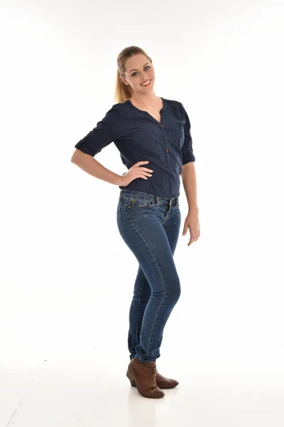 Retrato Comprimento Total Menina Vestindo Camisa Azul Simples Jeans Pose — Fotografia de Stock