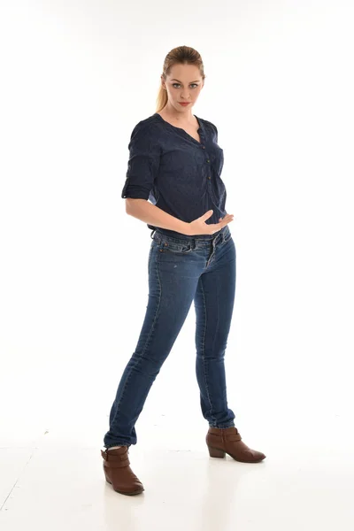 Basit Mavi Gömlek Pantolon Giyen Kız Pose Isolated Beyaz Stüdyo — Stok fotoğraf