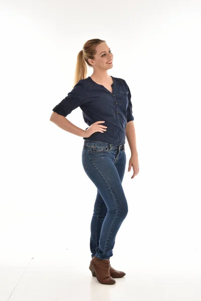 Portrait Pleine Longueur Fille Portant Simple Chemise Bleue Jeans Debout — Photo