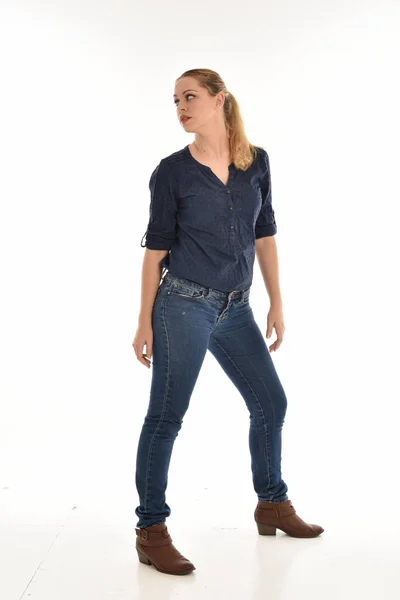 Retrato Comprimento Total Menina Vestindo Camisa Azul Simples Jeans Pose — Fotografia de Stock