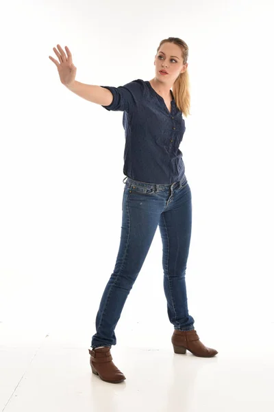 Pełna Długość Portret Dziewczyny Sobie Proste Niebieska Koszula Jeansy Stałego — Zdjęcie stockowe