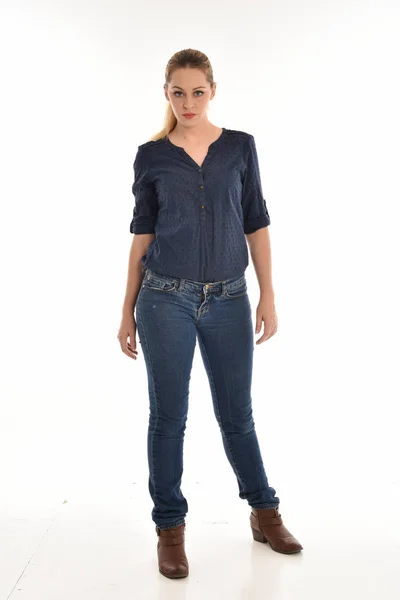 Celé Délce Portrét Dívky Nosí Jednoduché Modrou Košili Džínách Stojící — Stock fotografie