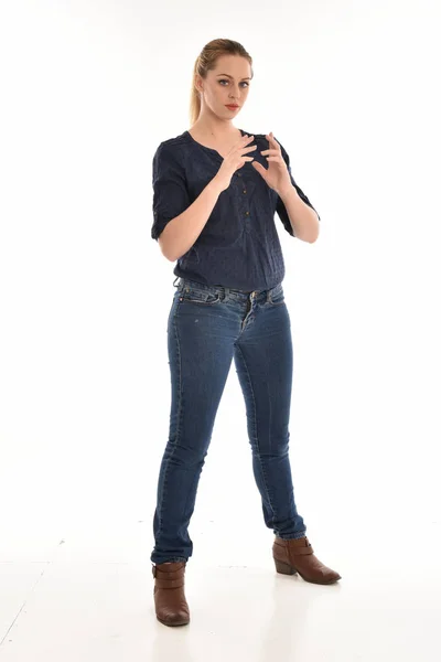 Retrato Longitud Completa Muchacha Que Usa Camisa Azul Simple Pantalones — Foto de Stock