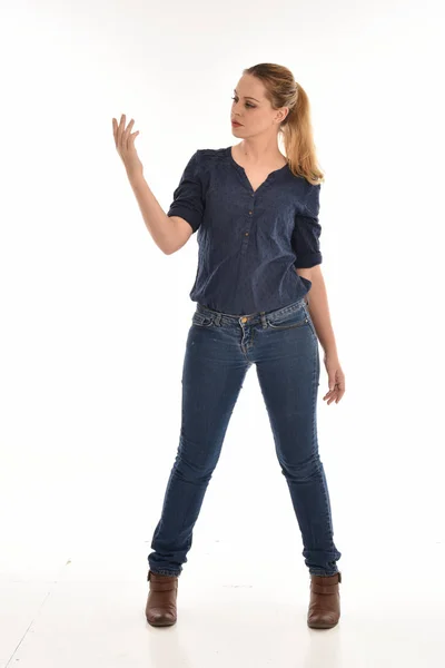 Retrato Longitud Completa Muchacha Que Usa Camisa Azul Simple Pantalones —  Fotos de Stock