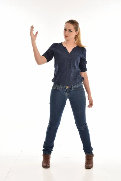 全长的肖像女孩身穿简单的蓝色衬衫和牛仔裤 站立姿势 在白色工作室背景下隔离 — 图库照片