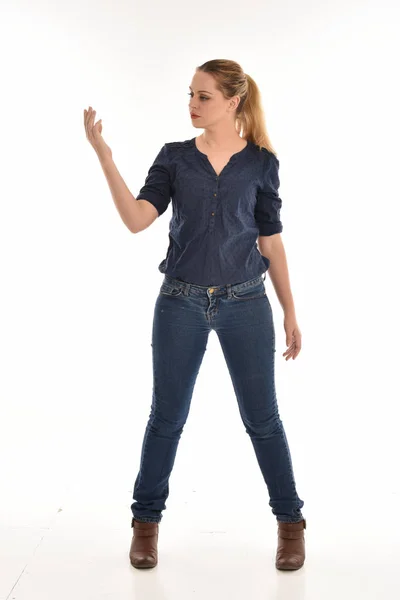 Retrato Comprimento Total Menina Vestindo Camisa Azul Simples Jeans Pose — Fotografia de Stock