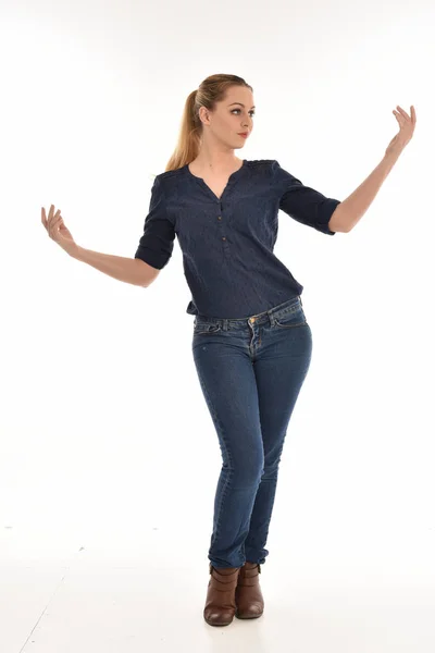 全长的肖像女孩身穿简单的蓝色衬衫和牛仔裤 站立姿势 在白色工作室背景下隔离 — 图库照片