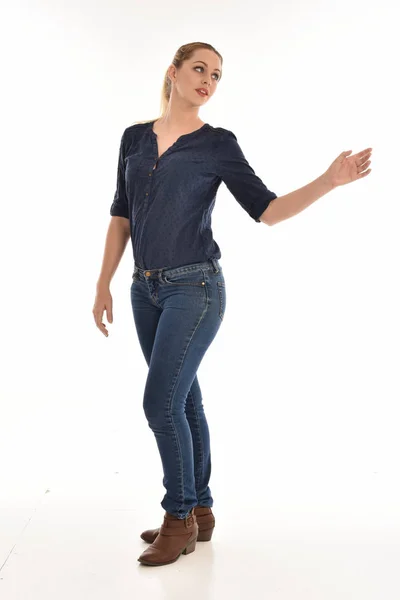 Retrato Comprimento Total Menina Vestindo Camisa Azul Simples Jeans Pose — Fotografia de Stock