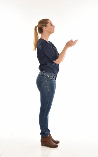 Retrato Comprimento Total Menina Vestindo Camisa Azul Simples Jeans Perfil — Fotografia de Stock