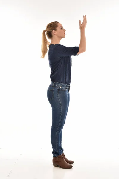 Pełna Długość Portret Dziewczyny Sobie Proste Niebieska Koszula Jeansy Stojąc — Zdjęcie stockowe