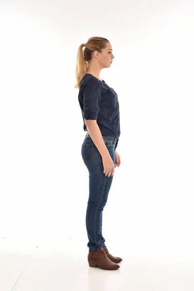 Celé Délce Portrét Dívky Nosí Jednoduché Modrou Košili Džínách Stojící — Stock fotografie