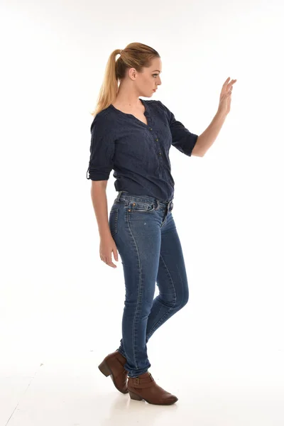 Retrato Comprimento Total Menina Vestindo Camisa Azul Simples Jeans Perfil — Fotografia de Stock