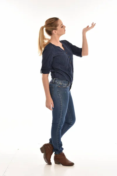 Портрет Девушки Простой Синей Рубашке Джинсах Стоящей Профиль Белом Фоне — стоковое фото