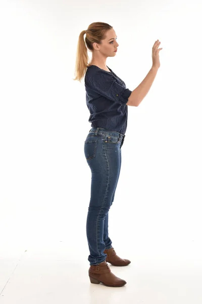 Retrato Comprimento Total Menina Vestindo Camisa Azul Simples Jeans Perfil — Fotografia de Stock