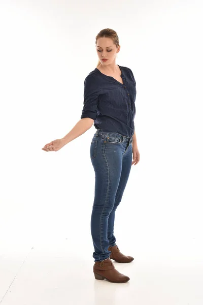 Portrait Complet Fille Portant Une Chemise Jean Bleu Simple Debout — Photo