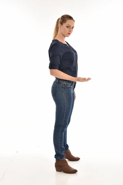 Pełna Długość Portret Dziewczyny Sobie Proste Niebieska Koszula Jeansy Stojąc — Zdjęcie stockowe